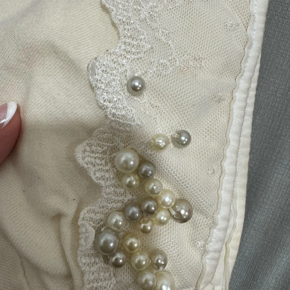Baby girl bonnet with lace and pearls